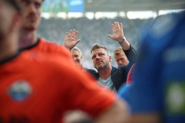 Farewell to the fans Lukas Kwasniok SC Paderborn 07, Head Coach , Karlsruher SC vs SC Paderborn 07, 2 Bundesliga, 34 Matchday, 2024 2025, 18 05 2025, DFL REGULATIONS PROHIBIT ANY USE OF PHOTOGRAPHS AS IMAGE SEQUENCES AND OR QUASI VIDEO, Karlsruher SC vs SC Paderborn 07, 2 Bundesliga, 34 Matchday, 2024 2025, 18 05 2025 Karlsruhe Copyright: xEibner-Pressefoto JanxPrihodax EP_JPA