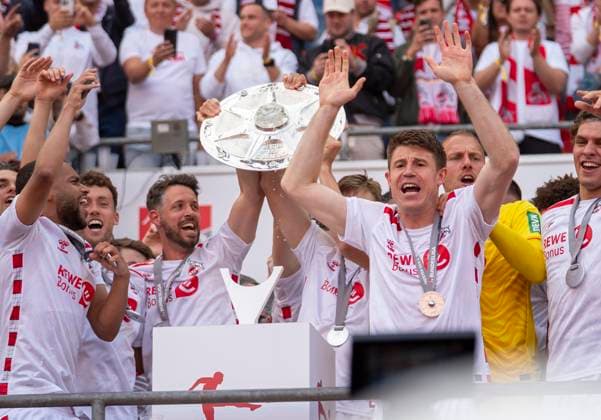 Handover of the championship trophy Meister der 2 Bundesliga Jubel beim 1 FC Köln 18 05 2025, 1 FC Köln 1 FC Kaiserslautern Fussball, 2 Bundesliga, RheinEnergieStadion Köln DFL regulations prohibit any use of photographs as image sequences and or quasi video Copyright: HMBxMedia xMarcoxBader