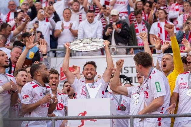 Handover of the championship trophy Champion of the 2 Bundesliga Cheering at 1 FC Köln Here Mark Uth 1 FC Koeln, 13 18 05 2025, 1 FC Köln 1 FC Kaiserslautern Football, 2 Bundesliga, RheinEnergieStadion Köln DFL regulations prohibit any use of photographs as image sequences and or quasi video Copyright: HMBxMedia xMarcoxBader