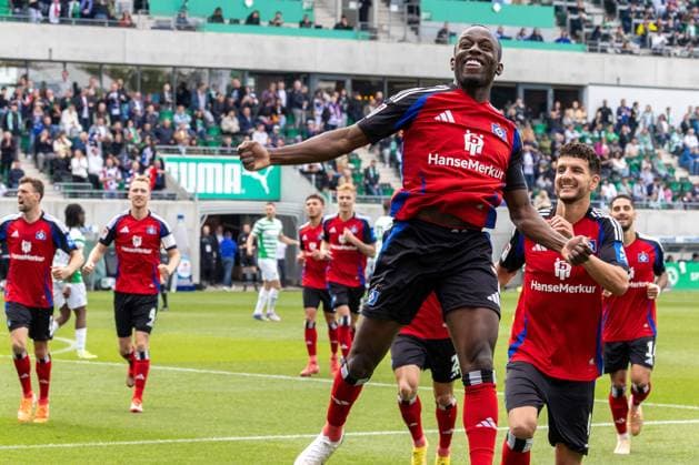 Goal celebration of Jean Luc Dompe 7 Hamburger SV after his equalizing goal to 1 1, Spvgg Greuther Fuerth vs Hamburger SV Football, 2 Bundesliga, DFL, Saison 2024 2025, Rueckrunde, 34 Spieltag, 18 05 2025 DFB regulations prohibit any use of photographs as image sequences and or quasi video Copyright: xkolbert-press MartinxAgüerax