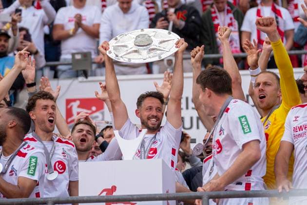 Handover of the championship trophy Champion of the 2 Bundesliga Cheering at 1 FC Köln Here Mark Uth 1 FC Koeln, 13 18 05 2025, 1 FC Köln 1 FC Kaiserslautern Football, 2 Bundesliga, RheinEnergieStadion Köln DFL regulations prohibit any use of photographs as image sequences and or quasi video Copyright: HMBxMedia xMarcoxBader