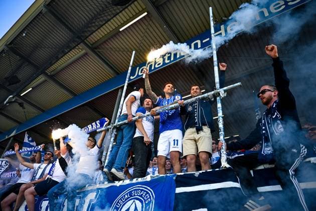 Tobias Kempe SV Darmstadt 98, 11 says goodbye to the fans with pyrotechnics, GER, SV Darmstadt 98 vs SSV Jahn Regensburg, 2 Bundesliga, Football, Matchday 34, Season 2024 2025, 18 05 2025 DFL REGULATIONS PROHIBIT ANY USE OF PHOTOGRAPHS as IMAGE SEQUENCES and or QUASI VIDEO GER, SV Darmstadt 98 vs SSV Jahn Regensburg, 2 Bundesliga, Football, Matchday 34, Season 2024 2025, 18 05 2025 Darmstadt Copyright: xEibner-Pressefoto FlorianxWiegandx EP_FWD