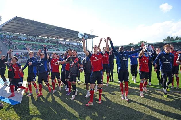 18 05 2025, xjhx, Soccer 2 Bundesliga, Spvgg Greuther Fuerth Hamburger SV v l Sebastian Schonlau Hamburger SV and Team thanks the fans DFL DFB REGULATIONS PROHIBIT ANY USE OF PHOTOGRAPHS as IMAGE SEQUENCES and or QUASI VIDEO Fuerth