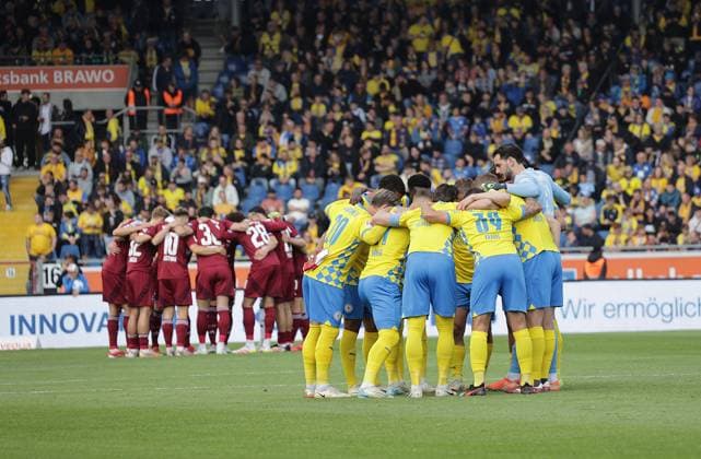 Team circles of both teams Football, Men, Season 2024 2025 2 BL, Eintracht Stadion, Eintracht Braunschweig vs 1 FC Nuernberg, 1 4 Braunschweig must go into relegation DFL REGULATIONS PROHIBIT ANY USE OF PHOTOGRAPHS AS IMAGE SEQUENCES AND OR QUASI VIDEO