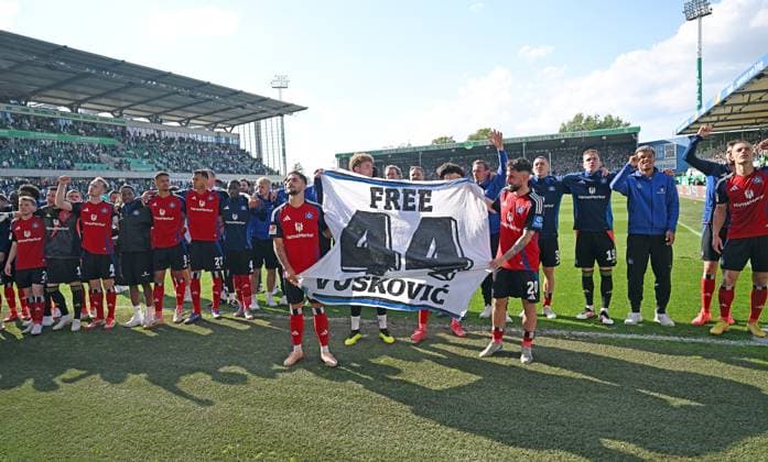 18 05 2025, xjhx, Fußball 2 Bundesliga, Spvgg Greuther Fuerth Hamburger SV v l Team mit Banner Free 44 Vuskovic DFL DFB REGULATIONS PROHIBIT ANY USE OF PHOTOGRAPHS as IMAGE SEQUENCES and or QUASI VIDEO Fuerth