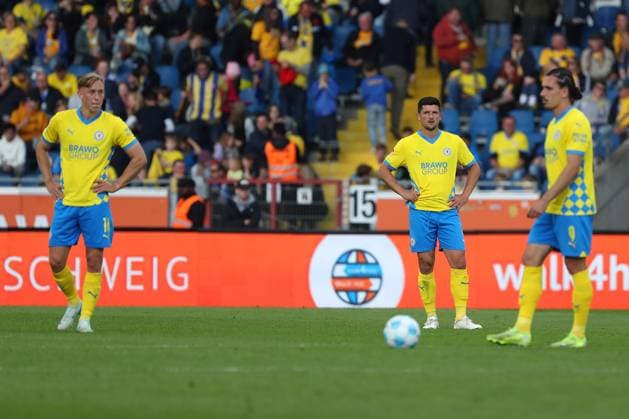Braunschweig vs Nuremberg, 2 BL Braunschweig, 18 05 2025, FOOTBALL Eintracht Braunschweig vs 1 FC Nuremberg, 2 BL, Season 2024 25 End of match, Julian Baas Eintracht Braunschweig , Jannis Nikolaou Eintracht Braunschweig , Rayan Philippe Eintracht Braunschweig Braunschweig