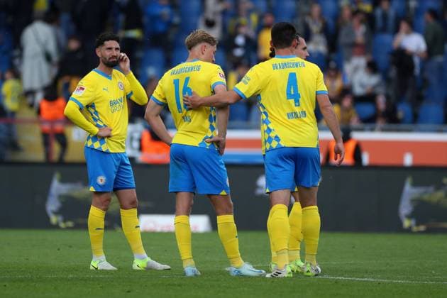 Braunschweig vs Nuremberg, 2 BL Braunschweig, 18 05 2025, FOOTBALL Eintracht Braunschweig vs 1 FC Nuremberg, 2 BL, Season 2024 25 End of match, Fabio Kaufmann Eintracht Braunschweig , Julian Baas Eintracht Braunschweig , Jannis Nikolaou Eintracht Braunschweig Braunschweig