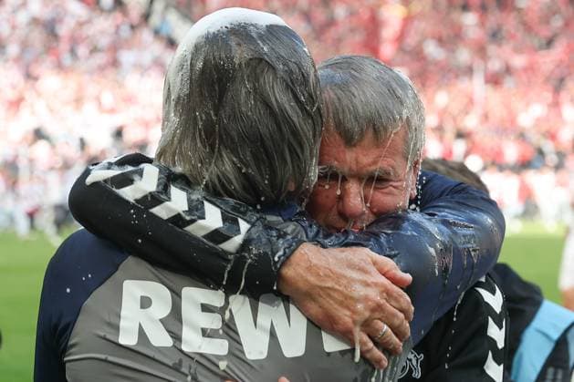 Sport Themen der Woche KW20 Sport Bilder des Tages 2. Bundesliga - 24 25 - 1. FC Köln - 1. FC Kaiserslautern am 18.05.2025 im RheinEnergieSTADION in Köln Schlussjubel bei Trainer Head Coach Friedhelm Funkel (Koeln) , der mit einer Bierdusche überrascht wurde *** 2 Bundesliga 24 25 1 FC Köln 1 FC Kaiserslautern on 18 05 2025 at RheinEnergieSTADION in Cologne Final cheers for head coach Friedhelm Funkel Koeln , who was surprised with a beer shower MH