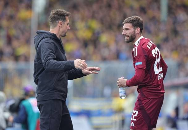 18 05 2025 Soccer Season 2024 2025 2 Soccer Bundesliga 34 Matchday Eintracht Braunschweig BTSV EBS 1 FC Nürnberg FCN Club Sportfoto Zink DaMa xdaxmax DFL regulations prohibit any use of photographs as image sequences and or quasi video only for editorial use Miroslav Miro Klose Trainer 1 FC Nürnberg FCN gives instructions to Enrico Valentini 22, 1 FC Nürnberg FCN