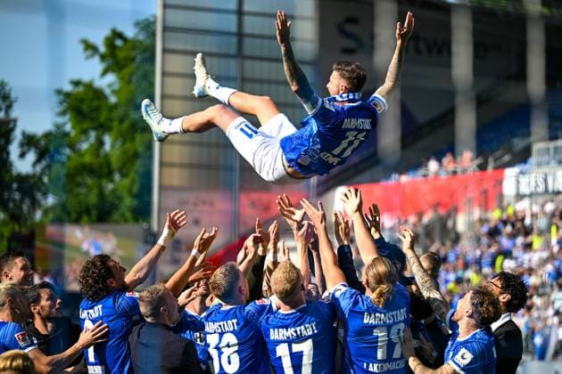 Bilder des Jahres 2025, Sport 05 Mai Sport Themen der Woche KW20 Sport Bilder des Tages Tobias Kempe (SV Darmstadt 98, 11) Wird von der Mannschaft verabschiedet, GER, SV Darmstadt 98 vs. SSV Jahn Regensburg, 2. Bundesliga, Fussball, 34. Spieltag, Saison 2024 2025, 18.05.2025. DFL REGULATIONS PROHIBIT ANY USE OF PHOTOGRAPHS as IMAGE SEQUENCES and or QUASI-VIDEO. GER, SV Darmstadt 98 vs. SSV Jahn Regensburg, 2. Bundesliga, Fussball, 34. Spieltag, Saison 2024 2025, 18.05.2025. Darmstadt *** Tobias Kempe SV Darmstadt 98, 11 Is bid farewell by the team, GER, SV Darmstadt 98 vs SSV Jahn Regensburg, 2 Bundesliga, Football, Matchday 34, Season 2024 2025, 18 05 2025 DFL REGULATIONS PROHIBIT ANY USE OF PHOTOGRAPHS as IMAGE SEQUENCES and or QUASI VIDEO GER, SV Darmstadt 98 vs SSV Jahn Regensburg, 2 Bundesliga, Football, Matchday 34, Season 2024 2025, 18 05 2025 Darmstadt Copyright: xEibner-Pressefoto FlorianxWiegandx EP_FWD