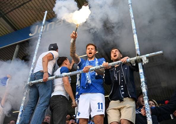18 05 2025, xsltx, Fußball 2 Bundesliga, SV Darmstadt 98 Jahn Regensburg v l Tobias Kempe SV Darmstadt 98 bids farewell to the Darmstadt fans and his team in a celebratory mood DFL DFB REGULATIONS PROHIBIT ANY USE OF PHOTOGRAPHS as IMAGE SEQUENCES and or QUASI VIDEO
