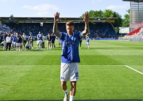 18 05 2025, xsltx, Fußball 2 Bundesliga, SV Darmstadt 98 Jahn Regensburg v l Tobias Kempe SV Darmstadt 98 bids farewell to the Darmstadt fans and his team in a celebratory mood DFL DFB REGULATIONS PROHIBIT ANY USE OF PHOTOGRAPHS as IMAGE SEQUENCES and or QUASI VIDEO