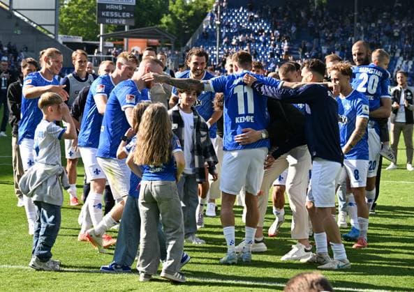 18 05 2025, xsltx, Fußball 2 Bundesliga, SV Darmstadt 98 Jahn Regensburg v l Tobias Kempe SV Darmstadt 98 bids farewell to the Darmstadt fans and his team in a celebratory mood DFL DFB REGULATIONS PROHIBIT ANY USE OF PHOTOGRAPHS as IMAGE SEQUENCES and or QUASI VIDEO