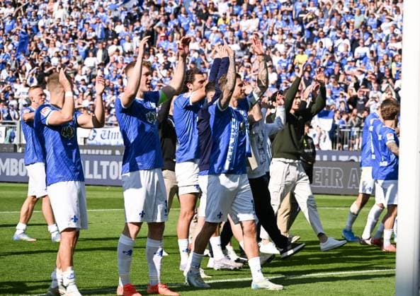 18 05 2025, xsltx, Fußball 2 Bundesliga, SV Darmstadt 98 Jahn Regensburg v l Tobias Kempe SV Darmstadt 98 bids farewell to the Darmstadt fans and his team in a celebratory mood DFL DFB REGULATIONS PROHIBIT ANY USE OF PHOTOGRAPHS as IMAGE SEQUENCES and or QUASI VIDEO