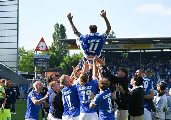 18 05 2025, xsltx, Fußball 2 Bundesliga, SV Darmstadt 98 Jahn Regensburg v l Tobias Kempe SV Darmstadt 98 bids farewell to the Darmstadt fans and his team in a celebratory mood DFL DFB REGULATIONS PROHIBIT ANY USE OF PHOTOGRAPHS as IMAGE SEQUENCES and or QUASI VIDEO