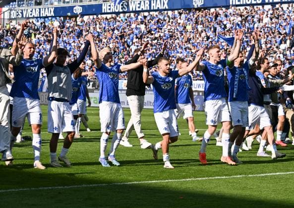 18 05 2025, xsltx, Fußball 2 Bundesliga, SV Darmstadt 98 Jahn Regensburg v l Tobias Kempe SV Darmstadt 98 bids farewell to the Darmstadt fans and his team in a celebratory mood DFL DFB REGULATIONS PROHIBIT ANY USE OF PHOTOGRAPHS as IMAGE SEQUENCES and or QUASI VIDEO