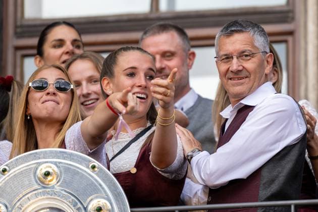 Club president Herbert Hainer FC Bayern München with players from FC Bayern Muenchen, championship celebration, town hall balcony, FC Bayern Muenchen and FC Bayern women, football, 18 05 2025 DFB regulations prohibit any use of photographs as image sequences and or quasi video Muenchen Bayern Germany Copyright: xkolbert-press UlrichxGamelx