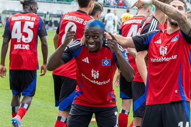 Goal celebration of Jean Luc Dompe 7 Hamburger SV after his equalizing goal to 1 1, Spvgg Greuther Fuerth vs Hamburger SV Football, 2 Bundesliga, DFL, Saison 2024 2025, Rueckrunde, 34 Spieltag, 18 05 2025 DFB regulations prohibit any use of photographs as image sequences and or quasi video Copyright: xkolbert-press MartinxAgüerax