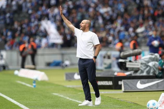 18 05 2025, xtgx, Fußball 2 Bundesliga, Hertha BSC Berlin Hannover 96 emspor, v l Stefan Leitl Hannover, Trainer gibt Anweisungen, gestikuliert mit den Armen, gesticulate, gives instructions DFL DFB REGULATIONS PROHIBIT ANY USE OF PHOTOGRAPHS as IMAGE SEQUENCES and or QUASI VIDEO Berlin