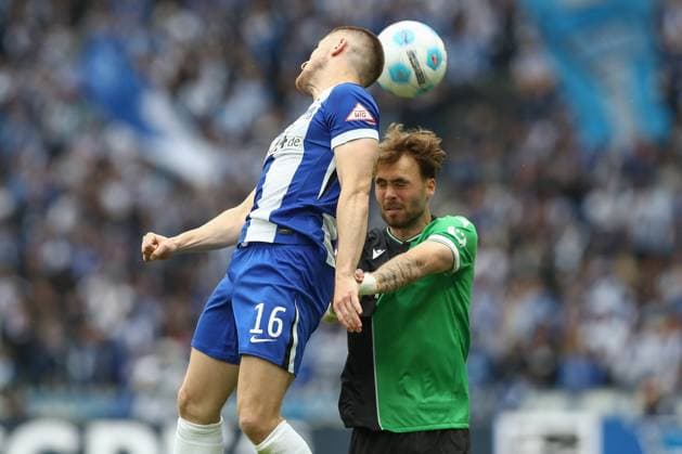 18 05 2025, xtgx, Fußball 2 Bundesliga, Hertha BSC Berlin Hannover 96 emspor, v l Jonjoe Kenny Hertha, 16 , Kolja Oudenne Hannover Zweikampf, Duell, Kampf, tackle DFL DFB REGULATIONS PROHIBIT ANY USE OF PHOTOGRAPHS as IMAGE SEQUENCES and or QUASI VIDEO Berlin