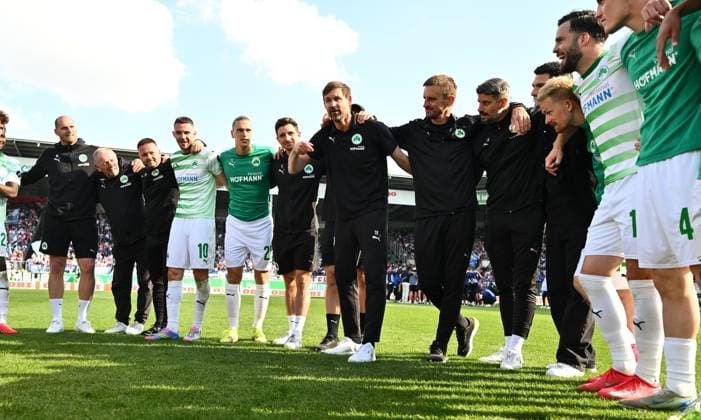 18 05 2025 Soccer Season 2024 2025 2 Soccer Bundesliga 34 Matchday SpVgg Greuther Fürth Kleeblatt Hamburger HSV Hamburg HSV Sportfoto Zink xwoxzix DFL regulations prohibit any use of photographs as image sequences and or quasi video only for editorial use Thomas Kleine Trainer SpVgg Greuther Fürth speaks to Mannschaft Team after end of match