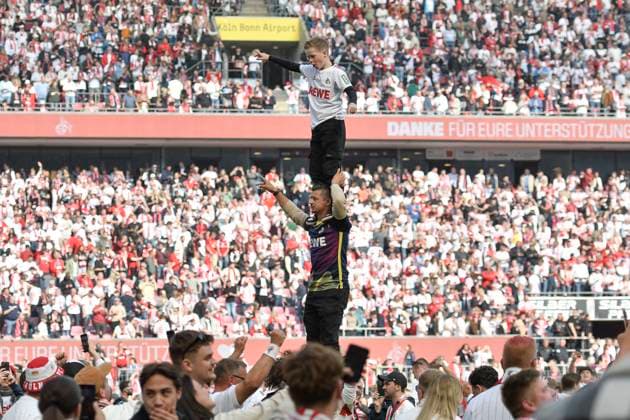 Fans storming the pitch 18 05 2025 Soccer 1 FC Koeln vs 1 FC Kaiserslautern, Rheinenergiestadion, Koeln, DFB DFL REGULATIONS PROHIBIT ANY USE OF PHOTOGRAPHS AS IMAGE SEQUENCES AND OR QUASI VIDEO Copyright: xpepphotox xSaschaxWeizx pep00321, pep_20250508_hm_37223