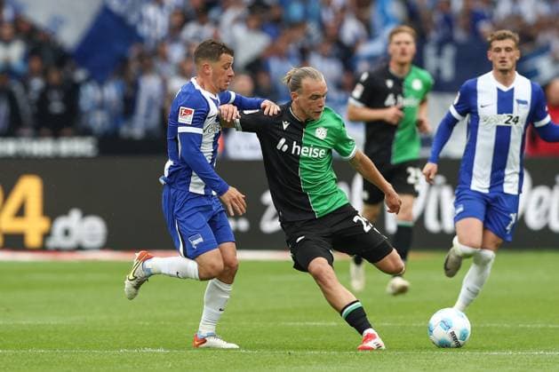 18 05 2025, xtgx, Soccer 2 Bundesliga, Hertha BSC Berlin Hannover 96 emspor, v l Diego Demme Hertha, 6 , Lars Gindorf Hannover, 25 duel, fight, tackle DFL DFB REGULATIONS PROHIBIT ANY USE OF PHOTOGRAPHS as IMAGE SEQUENCES and or QUASI VIDEO Berlin