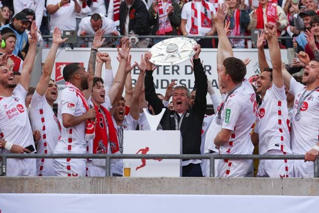 2 Bundesliga 24 25 1 FC Köln 1 FC Kaiserslautern on 18 05 2025 at RheinEnergieSTADION in Cologne Cheers and joy about the championship at the team of 1 FC Köln, here coach Head Coach Friedhelm Funkel Koeln holds up the cup MH