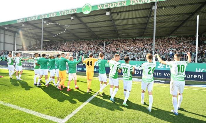 18 05 2025 Soccer Season 2024 2025 2 Soccer Bundesliga 34 Matchday SpVgg Greuther Fürth Kleeblatt Hamburger HSV Hamburg HSV Sportfoto Zink xwoxzix DFL regulations prohibit any use of photographs as image sequences and or quasi video only for editorial use Mannschaft Team Fürth Jubel Freude Jubeklette vor Greutherfürthfans Fans Fanblock Kleeblattfans nach Spielende