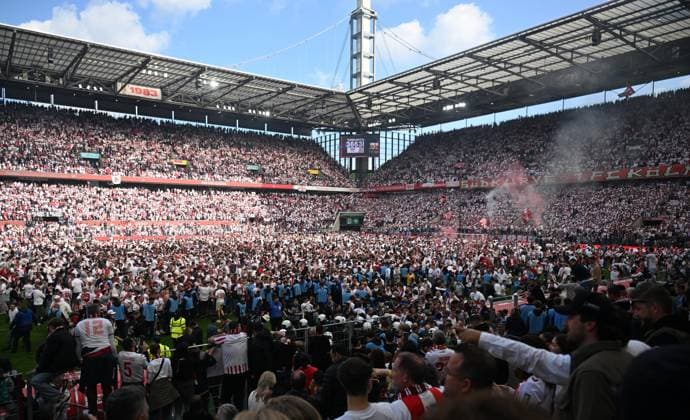 18 05 2025, xophax, Fußball 2 Bundesliga, 1 FC Koeln 1 FC Kaiserslautern v l Meister der 2 Liga 1 FC Köln Platzsturm im Rhein Energie Stadion Aufstiegsfinale 1 FC Köln gegen Kaiserslautern DFL DFB REGULATIONS PROHIBIT ANY USE OF PHOTOGRAPHS as IMAGE SEQUENCES and or QUASI VIDEO Koeln