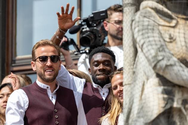 Harry Kane 9 FC Bayern Muenchen , Alphonso Davies 19 FC Bayern Muenchen , Meisterfeier, Rathausbalkon, FC Bayern Muenchen und FC Bayern Frauen, Fussball, 18 05 2025 DFB regulations prohibit any use of photographs as image sequences and or quasi video Muenchen Bayern Germany Copyright: xkolbert-press UlrichxGamelx