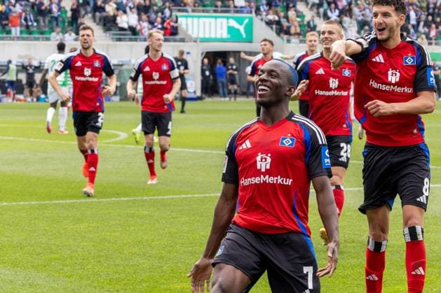 Goal celebration of Jean Luc Dompe 7 Hamburger SV after his equalizing goal to 1 1, Spvgg Greuther Fuerth vs Hamburger SV Football, 2 Bundesliga, DFL, Saison 2024 2025, Rueckrunde, 34 Spieltag, 18 05 2025 DFB regulations prohibit any use of photographs as image sequences and or quasi video Copyright: xkolbert-press MartinxAgüerax