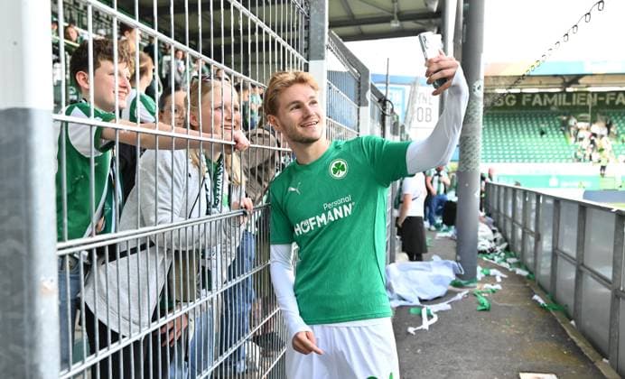 18 05 2025 Soccer Season 2024 2025 2 Soccer Bundesliga 34 Matchday SpVgg Greuther Fürth Kleeblatt Hamburger HSV Hamburg HSV Sportfoto Zink xwoxzix DFL regulations prohibit any use of photographs as image sequences and or quasi video only for editorial use Marco John 24, SpVgg Greuther Fürth Selfie with clapping with cloverleaf fans after the end of the match