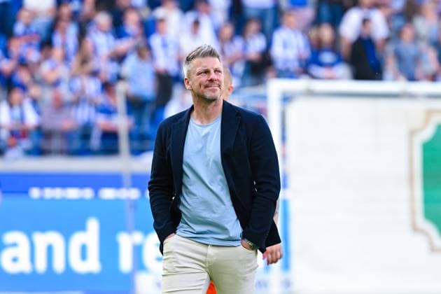 Trainer Lukas Kwasniok (SC Paderborn) wirkt traurig und den Traenen nahe nach dem Spiel der 2. Bundesliga zwischen Karlsruher SC und SC Paderborn im BBBank Wildpark am 18. May 2025 in Karlsruhe, Deutschland. (Foto von Silas Schüller DeFodi Images) +++ Coach Lukas Kwasniok (SC Paderborn) looks sad after the 2. Bundesliga match between Karlsruher SC and SC Paderborn at BBBank Wildpark on May 18, 2025 in Karlsruhe, Germany. (Photo by Silas Schüller DeFodi Images) DFB DFL REGULATIONS PROHIBIT ANY USE OF PHOTOGRAPHS AS IMAGE SEQUENCES AND OR QUASI-VIDEO. (Photo by Silas Schueller DeFodi Images) *** Coach Lukas Kwasniok SC Paderborn looks sad and close to tears after the 2 Bundesliga match between Karlsruher SC and SC Paderborn at BBBank Wildpark on May 18, 2025 in Karlsruhe, Germany Photo by Silas Schüller DeFodi Images Coach Lukas Kwasniok SC Paderborn looks sad after the 2 Bundesliga match between Karlsruher SC and SC Paderborn at BBBank Wildpark on May 18, 2025 in Karlsruhe, Germany Photo by Silas Schüller DeFodi Images DFB DFL REGULATIONS PROHIBIT ANY USE OF PHOTOGRAPHS AS IMAGE SEQUENCES AND OR QUASI VIDEO Photo by Silas Schueller DeFodi Images