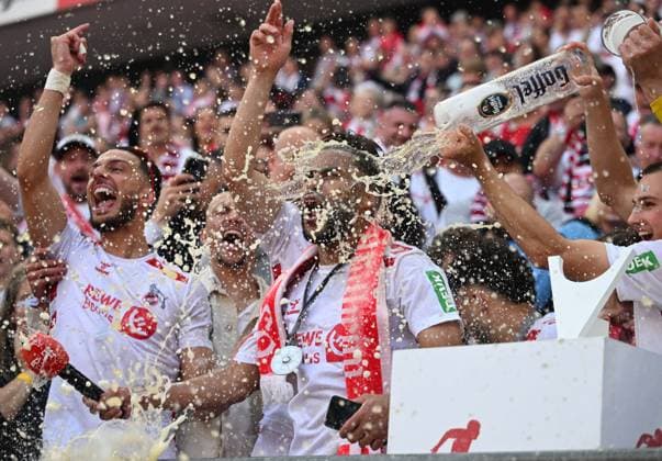 18 05 2025, xophax, Fussball 2 Bundesliga, 1 FC Koeln 1 FC Kaiserslautern v l Champion of 2 Liga 1 FC Köln Linton Maina gets beer shower Left Leart Pacarada Promotion final 1 FC Köln vs Kaiserslautern DFL DFB REGULATIONS PROHIBIT ANY USE OF PHOTOGRAPHS as IMAGE SEQUENCES and or QUASI VIDEO Koeln