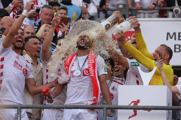 2 Bundesliga 24 25 1 FC Köln 1 FC Kaiserslautern on 18 05 2025 at the RheinEnergieSTADION in Cologne Cheers and joy about the championship at the 1 FC Köln team, here Linton Maina Koeln 37 is surprised by a beer shower from goalkeeper Marvin Schwäbe Schwaebe Schwabe Koeln 1 MH
