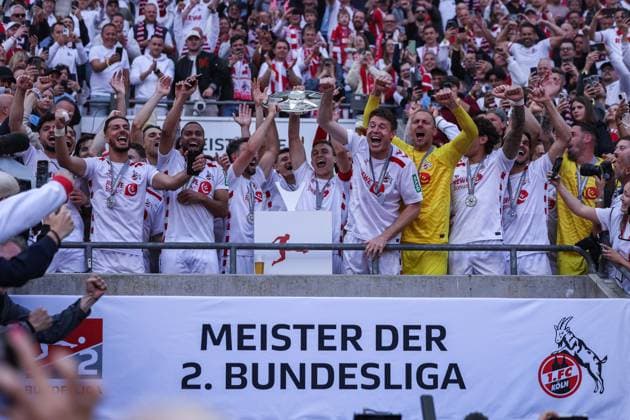 Fußball 2 Bundesliga 34 Spieltag 1 FC Köln 1 FC Kaiserslautern am 18 05 2025 im RheinEnergieStadion in Köln Timo Hübers Köln hebt die Schale in die Luft Köln feiert den Aufstieg und die Meisterschaft DFL regulations prohibit any use of photographs as image sequences and or quasi video xJRx