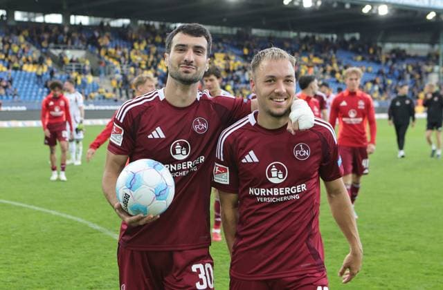 18 05 2025 Soccer Season 2024 2025 2 Soccer Bundesliga 34 Matchday Eintracht Braunschweig BTSV EBS 1 FC Nürnberg FCN Club Sportfoto Zink DaMa xdaxmax DFL regulations prohibit any use of photographs as image sequences and or quasi video only for editorial use Jubel Freude nach Spielende Mahir Emreli 30, 1 FC Nürnberg FCN Julian Justvan 10, 1 FC Nürnberg FCN