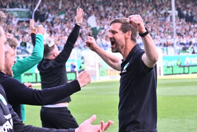 18 05 2025 Soccer Season 2024 2025 2 Soccer Bundesliga 34 Matchday SpVgg Greuther Fürth Kleeblatt Hamburger HSV Hamburg HSV Sportfoto Zink xwoxzix DFL regulations prohibit any use of photographs as image sequences and or quasi video only for editorial use Thomas Kleine Trainer SpVgg Greuther Fürth Jubel Freude nach Spielende Faust ballt Faust Faustuste