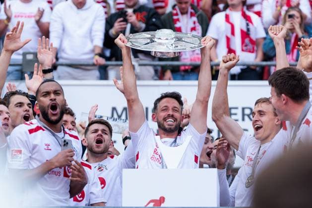 2 Soccer Bundesliga, 1 FC Köln 1 FC Kaiserslautern, 18 05 2025 Champions of the 2 Soccer Bundesliga 1 FC Köln with bowl Mark Uth 1 FC Köln, 13 2 Soccer Bundesliga, 1 FC Köln 1 FC Kaiserslautern, Cologne, RheinEnergiestadion on 18 05 2025 DFL REGULATIONS PROHIBIT ANY USE OF PHOTOGRAPHS AS IMAGE SEQUENCES AND OR QUASI VIDEO Copyright: xBEAUTIFULxSPORTS Wunderlx