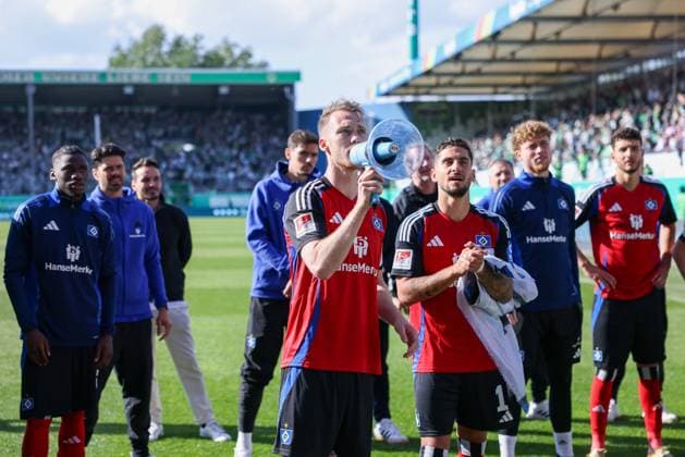 Sebastian Schonlau 4 Hamburger SV with the fans with megaphone, Final cheer for promotion to the Bundesliga, Spvgg Greuther Fuerth vs Hamburger SV Football, 2 Bundesliga, DFL, Season 2024 2025, Second round, 34 Matchday, 18 05 2025 DFB regulations prohibit any use of photographs as image sequences and or quasi video Copyright: xkolbert-press MartinxAgüerax