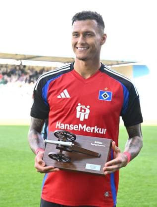 18 05 2025 Soccer Season 2024 2025 2 Soccer Bundesliga 34 Matchday SpVgg Greuther Fürth Kleeblatt Hamburger HSV Hamburg HSV Sportfoto Zink xwoxzix DFL regulations prohibit any use of photographs as image sequences and or quasi video only for editorial use Davie Selke 27, Hamburger SV HSV mt kicker Torjägerkanone