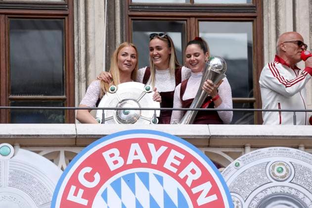 Glodis Perla Viggosdottir and Sarah Zadrazil at FC Bayern Munichs championship celebration on the balcony of the town hall on Marienplatz Munich, 18 05 2025 Foto:xM.xWehnertx xFuturexImagex fc_bayern_5501