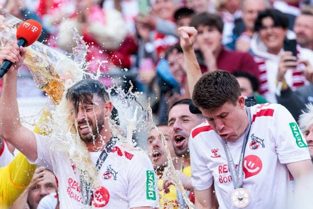 2 Soccer Bundesliga, 1 FC Köln 1 FC Kaiserslautern, 18 05 2025 Champions of the 2 Soccer Bundesliga 1 FC Köln Mark Uth 1 FC Köln, 13 Beer shower 2 Soccer Bundesliga, 1 FC Köln 1 FC Kaiserslautern, Cologne, RheinEnergiestadion on 18 05 2025 DFL REGULATIONS PROHIBIT ANY USE OF PHOTOGRAPHS AS IMAGE SEQUENCES AND OR QUASI VIDEO Copyright: xBEAUTIFULxSPORTS Wunderlx