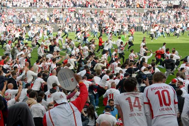 Fans storming the pitch 18 05 2025 Soccer 1 FC Koeln vs 1 FC Kaiserslautern, Rheinenergiestadion, Koeln, DFB DFL REGULATIONS PROHIBIT ANY USE OF PHOTOGRAPHS AS IMAGE SEQUENCES AND OR QUASI VIDEO Copyright: xpepphotox xHorstxMauelshagenx pep00321, pep_20250508_hm_37299
