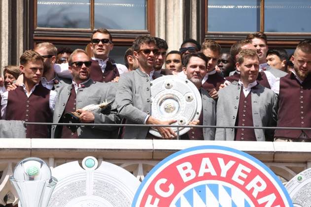 The mens team at FC Bayern Munichs championship celebration on the balcony of the town hall on Marienplatz Munich, 18 05 2025 Foto:xM.xWehnertx xFuturexImagex fc_bayern_5514