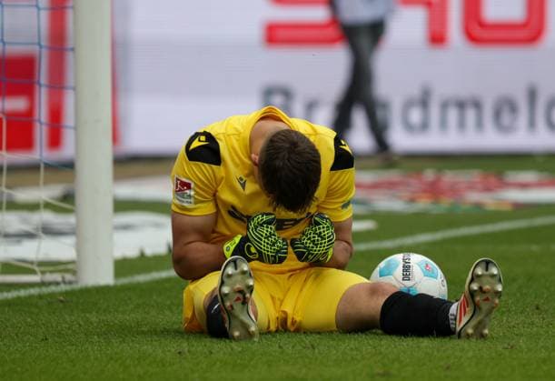18 05 2025, xhettx, Soccer 2 Bundesliga, Karlsruher SC SC Paderborn 07 v l Max Weiß Karlsruhe SC, 1 cheers after the final whistle DFL DFB REGULATIONS PROHIBIT ANY USE OF PHOTOGRAPHS as IMAGE SEQUENCES and or QUASI VIDEO
