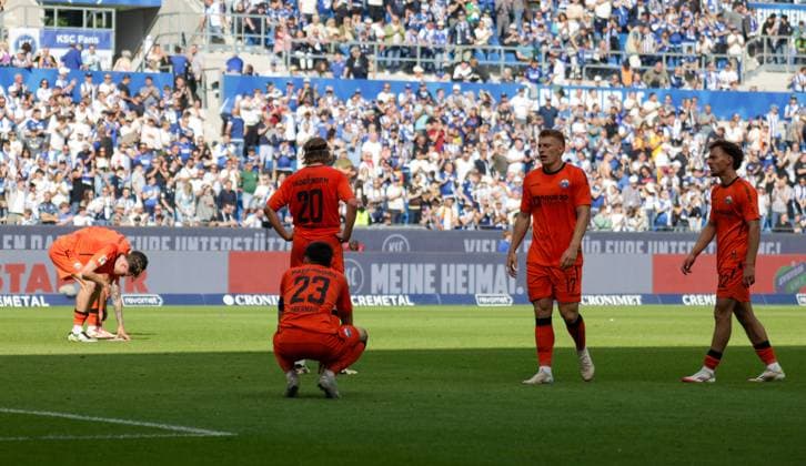 18 05 2025, xhettx, Fussball 2 Bundesliga, Karlsruher SC SC Paderborn 07 v l the disappointment is great after the missed chance at Paderborn DFL DFB REGULATIONS PROHIBIT ANY USE OF PHOTOGRAPHS as IMAGE SEQUENCES and or QUASI VIDEO