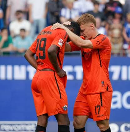 18 05 2025, xhettx, Soccer 2 Bundesliga, Karlsruher SC SC Paderborn 07 v l Ilyas Ansah SC Padaborn 07, 29 is consoled by Laurin Curda SC Padaborn 07, 17 DFL DFB REGULATIONS PROHIBIT ANY USE OF PHOTOGRAPHS as IMAGE SEQUENCES and or QUASI VIDEO
