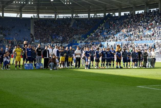 18 05 2025, xhettx, Soccer 2 Bundesliga, Karlsruher SC SC Paderborn 07 v l The team in front of the home fans DFL DFB REGULATIONS PROHIBIT ANY USE OF PHOTOGRAPHS as IMAGE SEQUENCES and or QUASI VIDEO